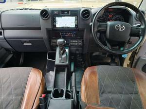 Toyota Land Cruiser Pickup 4x4 Doble Cabina 2024 Seminuevo con Asientos de Cuero y Cámara Trasera - Product Image 5