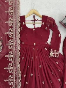 Robe de soirée en soie froissée avec broderies lourdes et sequins, et pantalon assorti avec dupatta - Product Image 6