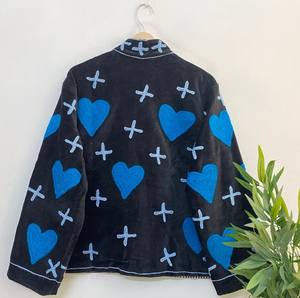 Chaqueta negra de terciopelo Suzani con bordado de corazones para uso festivo |   Abrigo de Invierno Hecho a Mano |   Ropa de abrigo de diseñador. - Product Image 5