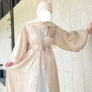 Abaya longue et élégante pour femme Loriya, à ouverture frontale, avec maille brillante en polyester, manches classiques, couleur unie, coupe islamique en A. - Product Image 6