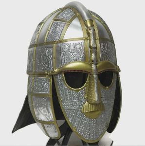 Casco réplica de Sutton Hoo con detalles intrincados, paneles en relieve plateados, adornos dorados, máscara con bigote estilizado y protectores para las mejillas. - Product Image 1