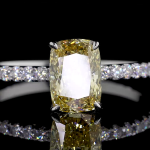 Anillo de Compromiso con Diamante Cultivado en Laboratorio de 2 Quilates, Corte Cojín Clásico, Color Amarillo Intenso, Banda Pavé, Certificado IGI, Chapado en Oro de 14K - Product Image 3