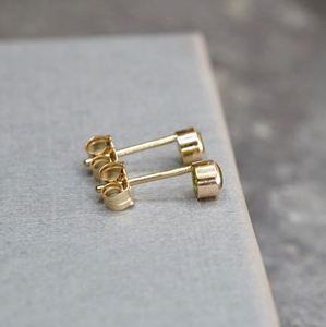 Boucles d'oreilles clous en émeraude naturelle de Zambie, 3 mm, serties clos, plaqué or 14 carats, minimalistes, bijoux délicats en pierres précieuses, pierre de naissance de mai - Product Image 4