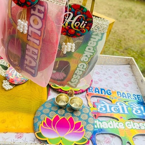 Panier-cadeau Holi coloré et festif avec accessoires variés, panier-cadeau Holi soigneusement sélectionné, sacs Potli en filet - Product Image 3