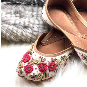 Chaussures Khussa Jutti pakistanaises faites à la main pour femmes, légères, à enfiler, avec broderie ethnique bleue et design tendance 2026 - Product Image 4