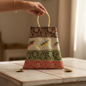 Sac fourre-tout Banarasi en plumes multicolores fabriqué en Inde, élégant, traditionnel, inspiré de la soie, fait main, disponible à la vente - Product Image 1