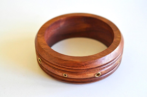 Brazalete de madera ancho y grueso. Brazalete de madera con crestas torneadas y detalles en latón, de la marca Natural Crafts - Product Image 5