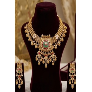 Ensemble collier et boucles d'oreilles en moissanite plaqué or de qualité supérieure, style Rajwadhi, pour collection de mariage. - Product Image 1