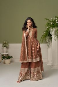 Nouvelle arrivée : Salwar Kameez en Georgette véritable, richement brodé avec des sequins et des cristaux Servoski, style pakistanais. - Product Image 3