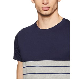 T-shirt rayé à manches courtes pour homme, col rond, coupe ajustée, en coton tricoté, décontracté, pantalon blanc, baskets bleues - Product Image 6