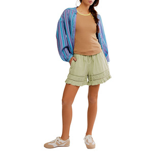 กางเกงขาสั้นผู้หญิงแบบมีระบายชายเอวผูกเชือก สีเขียวอ่อน สไตล์ลำลองสำหรับฤดูร้อน ระบายอากาศได้ดี แต่งลายตาไก่ ผ้าคอตตอนผสม - Product Image 1