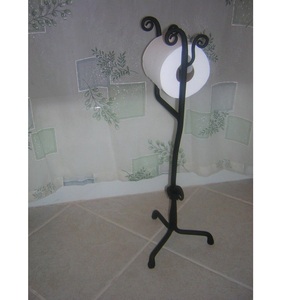 Porte-papier toilette sur pied en fer avec étagère supérieure en bois pour le rangement de la salle de bain et un accent décoratif élégant - Product Image 6