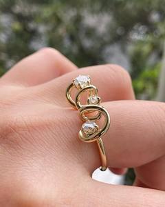 Bague en moissanite à spirale ouverte en or jaune 14 carats, bijou moderne et audacieux, bague de fiançailles à trois pierres taille ronde, bijoux personnalisés - Product Image 4