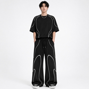 Conjunto de camiseta holgada extragrande y pantalones anchos para hombre, conjunto de dos piezas de ropa urbana personalizada con detalles de ribete en contraste. - Product Image 1