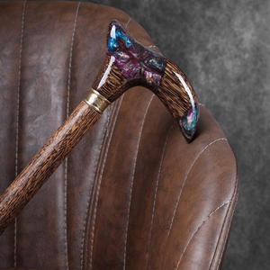Bâton de marche traditionnel en bois avec finition en écorce naturelle, canne de marche en bois de qualité supérieure pour le marché des cadeaux, bâton de randonnée artisanal en bois dur - Product Image 5