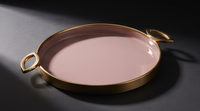 Plateau de service rond en métal émaillé rose avec bordure dorée satinée et poignées en forme de feuille ovale pour table basse, desserts et collations (vente en gros)