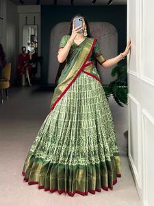 Lehenga Choli en soie Dola de fabrication indienne, conçu par des designers, pour les mariages et les occasions festives, disponible pour la vente en gros - Product Image 6