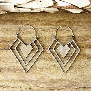 Último Diseño Pendientes de Aro Boho Chevron Joyería Étnica de Latón para Mujer Chapado en Plata Geométrico Rombo Colgante para Venta al por Mayor OEM ODM - Product Image 1