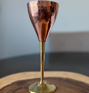 Copa de Vino de Diseño en Metal Latón con Acabado Plateado y Diseño Perforado para Decoración del Hogar, Restaurantes y Hoteles - Product Image 3