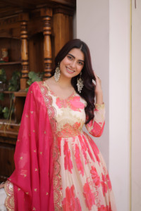 Robe en soie russe imprimée numériquement avec broderie Jari et travail de sequins, et robe en soie russe avec découpes et broderies de sequins - Product Image 3