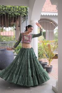 Lehenga en Faux Georgette à Imprimé Bandhani de Créateur avec Blouse Bandhani Entièrement Cousue et Patchwork Kutchi – Collection Spéciale Navratri - Product Image 4