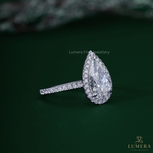 Anillo de compromiso de diamante de laboratorio de 5.70 quilates, forma de pera, premium, oro blanco, con halo oculto, para mujer - Product Image 3
