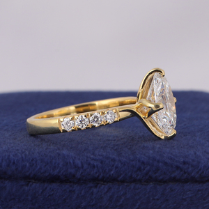 Bague de fiançailles ovale en diamant de laboratoire certifié IGI de 1,50 carat, plaqué or 14 carats, sertie pavé, monture tulipe, pour mariage et soirée - Product Image 3