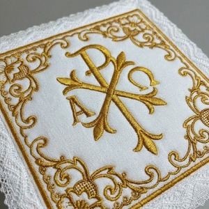 Copa litúrgica bordada a medida con símbolo Chi Rho dorado y borde de encaje - Product Image 4