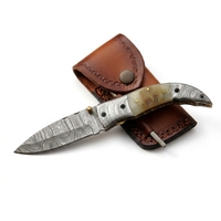 Couteau pliant en acier de Damas avec manche en corne de bélier lisse, étui en cuir pour ceinture, couteau de poche pour la chasse et le camping, fabriqué par le fabricant