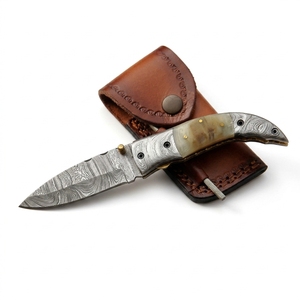 Couteau pliant en acier de Damas avec manche en corne de bélier lisse, étui en cuir pour ceinture, couteau de poche pour la chasse et le camping, fabriqué par le fabricant - Product Image 1