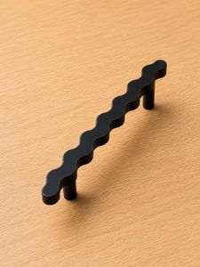 Tirador moderno de hierro ondulado para gabinetes, con acabado negro liso, tirador decorativo para muebles de cocina, cajones, armarios y despensas - Product Image 6