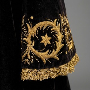 Capa de terciopelo negro con insignias bordadas, hilo dorado y motivos florales religiosos, accesorio de disfraz - Product Image 4