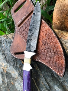 Cuchillo de Acero de Damasco Hecho a Mano y Personalizado con Funda de Cuero Genuino, Cuchillo de Hoja Fija para Caza, Camping y Actividades al Aire Libre con Grabado Personalizado - Product Image 1