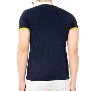 Camiseta de hombre lisa azul marino y amarilla con bloques de color, manga corta, cuello redondo, algodón, corte regular, estilo casual - Product Image 6