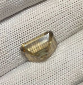 มอยส์ซาไนต์ที่เพาะเลี้ยงในห้องปฏิบัติการ – 11.90 กะรัต รูปทรงวงรี สีเหลืองอ่อน พลอยเม็ดเดี่ยวสำหรับทำเครื่องประดับ - Product Image 1