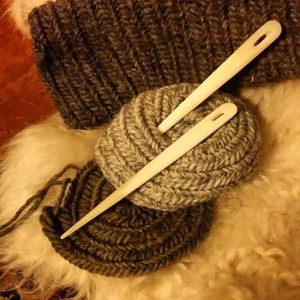 Agujas de Hueso de Búfalo Naturales Vikingas Pulimentadas y Ecológicas con Diseño Religioso para Tejer Lana, Creaciones Naturales Inc. Halloween - Product Image 1