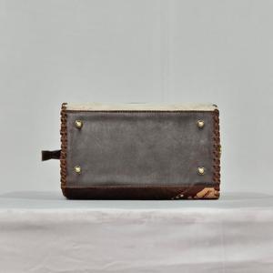 กระเป๋าเดินทางแบบสปอร์ตขนาดเล็ก รุ่น Speedy Duffle Bag หนังแท้ 100% แต่งลายด้วยมือ สีน้ำตาลขาว ขนเฟอร์  น้ำหนักเบา กันน้ำ  กำลังเป็นที่นิยมในปี 2026 - Product Image 4