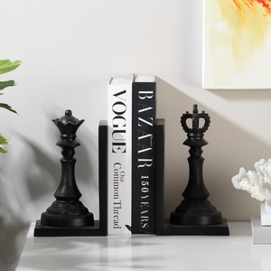 Ensemble d'entretoises à livres en aluminium moulé, design moderne, finition noire mate, motif d'échecs royaux (pièces d'échecs roi et reine), support décoratif pour livres. - Product Image 5
