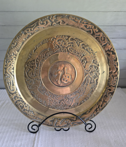 Assiette de présentation ronde décorative traditionnelle chinoise en laiton avec gravure du caractère Fu et support de présentation, conteneur métallique Global - Product Image 2