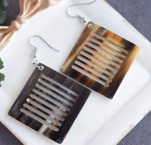 Boucles d'oreilles pendantes en corne de buffle faites à la main de haute qualité avec perle d'imitation plaquée bronze antique couleur naturelle décoration intérieure unisexe - Product Image 1