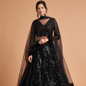 Lehenga Choli en satin de soie souple, coupe trapèze, avec broderies de fils et de paillettes multiples, et dupatta assorti, par Aarika Textile, élégant - Product Image 3