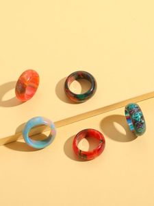 Anneaux de serviette contemporains faits à la main et personnalisables en résine pour la mise en scène de tables à manger modernes et de fêtes - Product Image 2