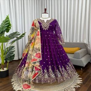 Conjunto de Vestido de Fiesta VASTRA COTTAGE en Georgette con Bordado de Lentejuelas y Hilo, Pantalón Micro Estampado y Dupatta de Organza - Product Image 6