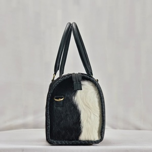 Bolso de Hombro de Cuero Walla de Lujo, Diseño Floral Rojo con Cierre Lateral de Cremallera, Bolso de Mano Duradero y Moderno con Diseño Occidental - Product Image 5