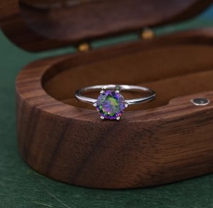 แหวนเงินแท้ประดับเพชร CZ สีดำมิสติก 1 กะรัต ทรงบริลเลียนท์ ขนาด 6.5 มม. แหวนเพทายโทแพซสีมิสติก แหวนสีดำออโรร่า - Product Image 5