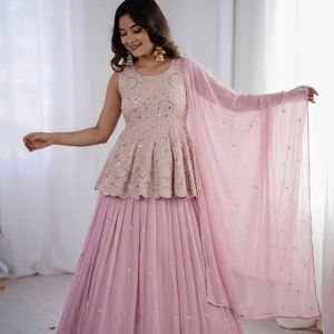 Conjunto de Top Corto y Lehenga de Seda Sintética Georgette Premium con Dupatta Bordada, Ropa Étnica de Diseñador para Mujer, Sin Mangas, para Fiesta - Product Image 4