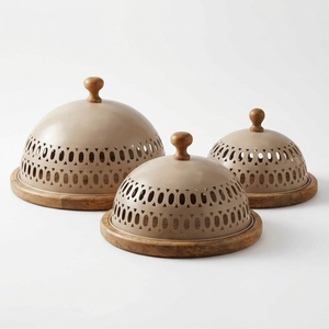 Elegante Juego de 3 Campanas Metálicas Perforadas con Bases de Madera. Cubiertas de Alimentos Tipo Domo Elegantes para Catering de Lujo y Decoración del Hogar - Product Image 4