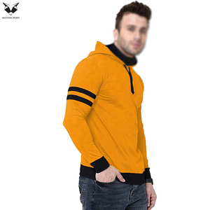 Sudadera con capucha de hombre, estilo moderno, hecha a mano, con tela suave de la mejor calidad, cómoda, en contraste de color negro y amarillo. - Product Image 3