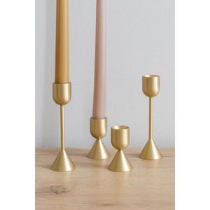 Ensemble de 4 bougeoirs en laiton massif doré qui ajoute une lueur magique aux réceptions du soir - Product Image 1