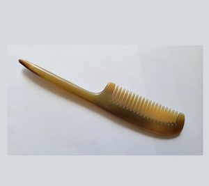 Peine de cuerno natural hecho a mano y duradero para desenredar el cabello y como herramienta de cuidado capilar suave - Product Image 1